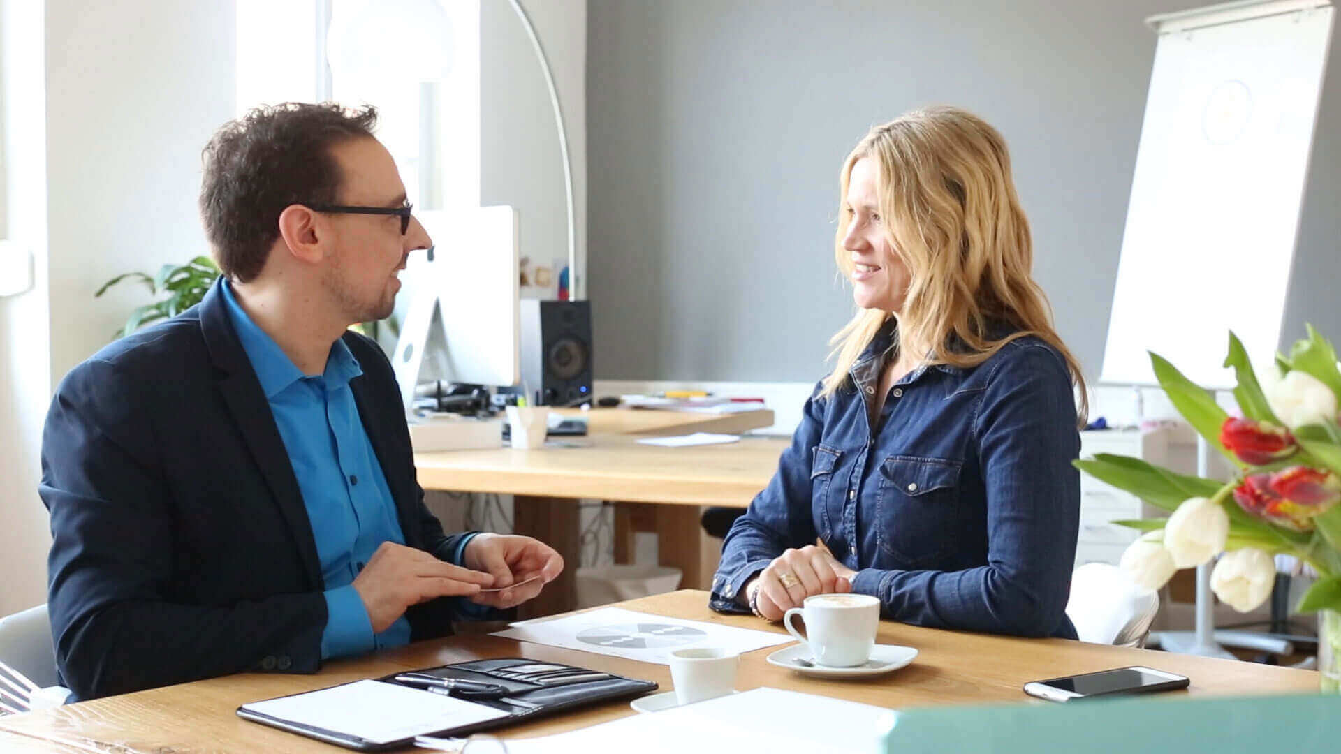 Beratung in den Werbeagentur-Räumen in Karlsruhe Beratung in den Werbeagentur-Räumen in Karlsruhe